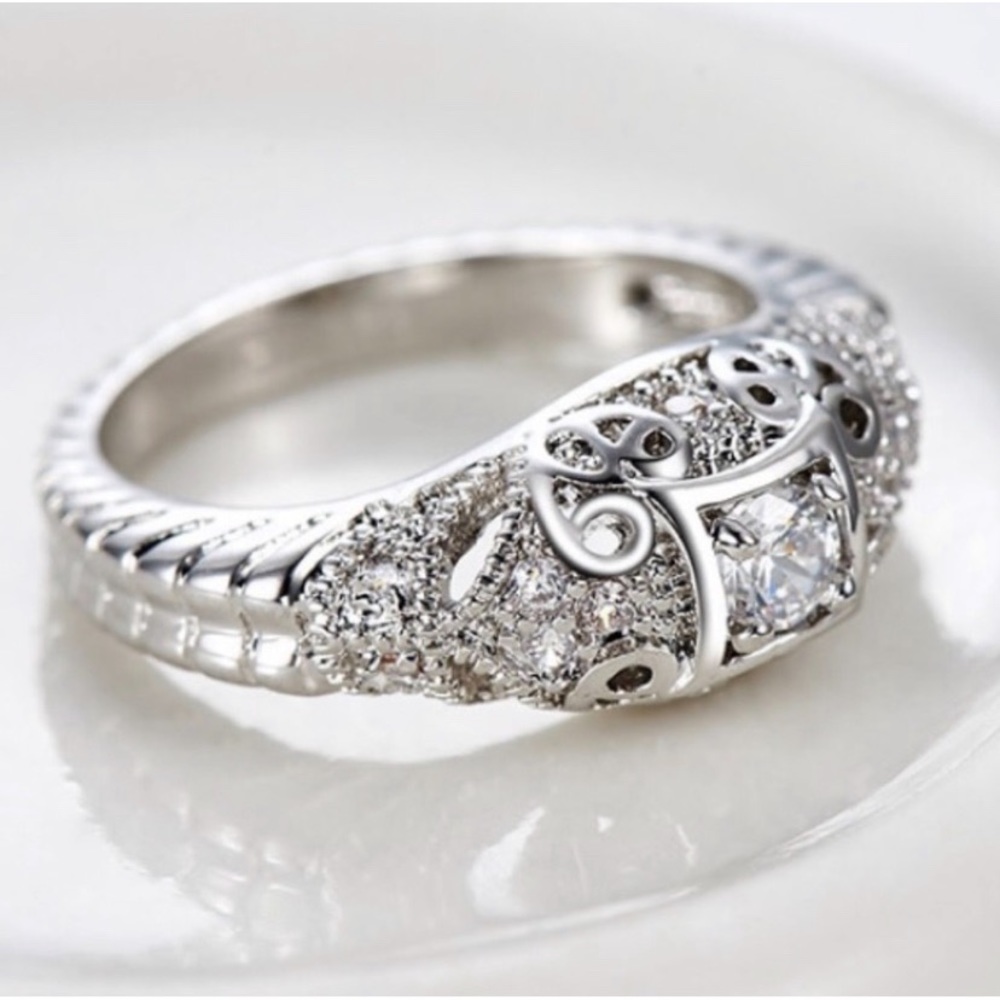 VINTAGE GONE RETRO CUBIC ZIRCONIA RING - Picture 1 of 7